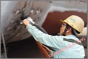 Máy phun bi làm sạch đường hàn<br/> tại Công ty Đông Bắc